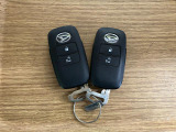 【スマートキー】 スマートキーを携帯していれば、ドアハンドルのボタンを押してロックの解除ができ、パワースライドドアもワンタッチで開閉できます。