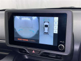 パノラミックビューモニターを装備。駐車場や交差点でクルマを真上から見るように周囲を確認できます。機能の詳細は販売店スタッフまでおたずねください。
