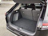 トランクの広さは、どうです、たくさんの荷物が積めますよ。トノカバー付き。荷室のプライバシーを守ってくれます。見た目もスッキリ、防犯性も高まります。