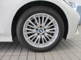 BMWのほぼすべてのモデルに『ランフラット・タイヤ』を標準装備しています。もしもパンクした場合でも、そのまま時速80kmまでで航続距離80km走行可能です。立ち往生する事無く、事故も未然に防ぎます。