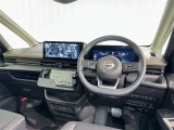 運転席まわりです。 各操作スイッチは使いやすい位置に配置されてます。