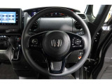 運転中もハンドルでの操作が可能です。特に高速道路等の目が離せない運転時には、便利さだけでなく、安全性も兼ね備えております。