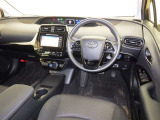 運転席まわりです。 各操作スイッチは使いやすい位置に配置されてます。