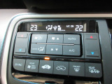 オートエアコン標準装備です。1年中快適な室内を提供!車内温度を設定すると風向き、風量を自動で調節してくれます。