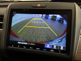 リバースギアに入れるだけで後方の表示へ切り替わります。夜間や雨の日の駐車も楽になりますよ。