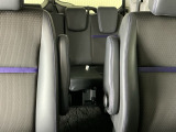 車外に出なくても運転席から3列目シートまで移動が可能です。子育てや荷物が多いときなど利便性が高いです