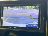 【バックカメラ】駐車時に後方がリアルタイム映像で確認できます。大型商業施設や立体駐車場での駐車時や、夜間のバック時に大活躍!運転スキルに関わらず、今や必須となった装備のひとつです!