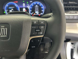 前方の車との車間を設定し、スピードを上げたり緩めたりを自動で行ってくれる追尾式の「レーダークルーズ」。上級装備の一つです!高級車にしかつかない嬉しい機能です。