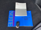 取扱説明書やメンテナンスノートもそろっています。スマートキーは荷物を持っている時でも、キーを取り出さずドアの施錠・開錠ができます。