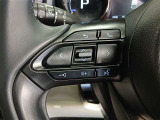 ステアリングには運転中でも簡単に操作できる各種スイッチついてます