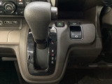 CVT車のセレクトレバーです。低速から高速まで、変速ショックのないスムーズな走りと、エンジン効率のよい領域を維持して燃費にも貢献します。サイドブレーキはスイッチ操作の電子制御パーキングブレーキです。