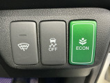 ワイパーブレードラバーの損傷を防ぐフロントガラス熱線スイッチ、車がカーブの外側へ膨らんだり内側へ巻き込んだりする挙動を防止する横滑り防止装置、燃費の向上に有効なECONスイッチ付きです!