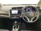 車内は光触媒抗菌消臭施工済です。スタイリッシュなデザインでスポーティなインパネ周りを演出します。グローブボックスやカップホルダーのほかにトレーなどたくさんの収納スペースが付いています。