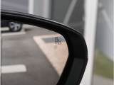 【ブラインドスポットモニター】車線変更時の側方確認をサポートします。斜め後方から接近するクルマを、ドアミラー内の警告灯でお知らせします。
