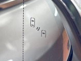 【ブラインドスポットモニター】走行中、ドアミラーの死角になりやすい箇所に後続車が接近するとサイドミラーのレンズに警告を表示!ドライバーに注意喚起をしてくれます。