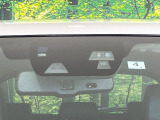 【スマートブレーキサポート】走行中に前方の車両等を認識し、衝突しそうな時は警報とブレーキで衝突回避と被害軽減をアシスト。より安全にドライブをお楽しみいただけます。