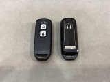 スマートキーを装備しています。鍵を差し込むことなくドアロックの開け閉めと、スタートボタン操作でのエンジンスタートができます。スペアキーも同じものを用意しております。