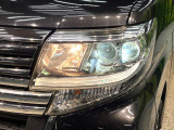 【LEDヘッドライト】悪天候や夜間走行時も良好な視界を確保し安心して運転できる高輝度LEDヘッドライトを装備!点灯速度が早く、消費電力も抑えられています。