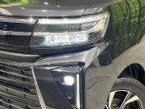 【LEDヘッドライト】悪天候や夜間走行時も良好な視界を確保し安心して運転できる高輝度LEDヘッドライトを装備!点灯速度が早く、消費電力も抑えられています。