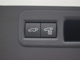 ハンズフリーパワーバックド(挟み込み防止機能・停止位置メモリー機能付)が装備されています。