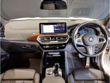 BMWの運転席はドライバーオリエンテッドという構造を採用。ドライバー目線の操作がしやすい設計になっており、ドライブ中にも目線の移動が少なく運転中にも簡単に操作ができます。