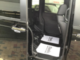 リヤシートの座面を跳ね上げていただくと、背の高い荷物も積載可能です。