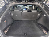 トランク収納スペースをご確認ください。荷物の積み下ろしがしやすい広さを確保しており、日常使いからレジャーまで幅広く活用できます。