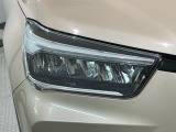LEDヘッドライトは、点灯の瞬間から最大光量を発揮し、突然暗くなるトンネルなどでの安定感を高めます。