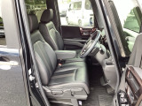 【ベンチシート】運転席と助手席の移動もスムーズ!狭い駐車場での乗り降りや、お子様の乗り降りにも便利です。座席の間にコンソールボックスやドリンクホルダーがないため、車内空間が広く感じます。