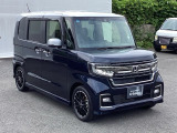 狭い駐車場でも、スライドドアならチャイルドシートへのお子さまの乗降や荷物の積載もスムーズ。