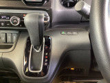 【eコンスイッチ】低燃費運転をサポートするECONモード。スイッチをONすると、エンジンやトランスミッション、A/Cなどを協調制御し、燃費の向上に貢献。エコドライブの効果を高めます。