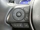 ステアリングスイッチ付き。オーディオの操作やハンズフリー通話も前方から目を離すことなく操作することが可能です。
