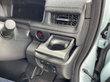運転席側のドリンクホルダーです