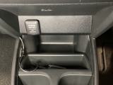 アクセサリーソケットはUSBのアダプターなどをつければ、スマホの充電にも使えます。周辺には物が置けるトレーがついています。
