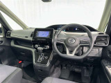 運転席まわりです。 各操作スイッチは使いやすい位置に配置されてます。