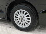 タイヤサイズは195/65R15!純正アルミホイール!残り溝は5ミリ程度です!