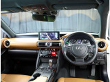 デザインもよく、居心地のよい運転席ですね。分かりやすいスイッチ類ですから操作もしやすく運転をサポートします。