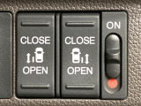 【両側パワースライドドア】スマートキーや運転席のスイッチで後席両側スライドドアの開閉が可能♪電動だから力を入れてドアを開ける必要が無く、小さなお子様でも簡単に開け閉めでき快適です♪