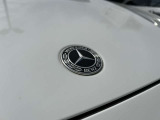 メルセデス・ベンツのボディ構造は衝撃吸収スペースを十分確保することで万が一衝突してしまった際の衝撃を瞬時に逃がします。さらに頑丈なフレームがあり、人の乗車しているコックピットを守ります。