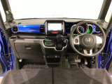 車内は光触媒抗菌消臭施工済です。インパネ周りはスタイリッシュなデザインです。グローブボックスやカップホルダーのほかにトレーなどたくさんの収納スペースが付いています。