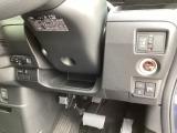 【助手席側パワースライドドア】です。リモコンや運転席のスイッチ操作で楽々自動開閉。スマートキーをポケットやバッグに入れたままで、キーを差し込むことなくボタンを押すだけでエンジンが始動します。