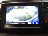 バックカメラの画像です。ガイドラインがスムースな車庫入れをサポートいたします。車庫入れの安心感がアップしますね。