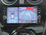 アラウンドビュー付き。上空から車両を見下ろしたような画像に加工された映像をディスプレイで確認しながら車庫入などができ大変便利です。