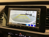 リバースギアに入れるだけで後方の表示へ切り替わります。夜間や雨の日の駐車も楽になりますよ。