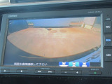 【リアカメラ】リバースに入れるだけで後方の映像が映ります。安全確認や、狭い駐車場での車庫入れ、雨の日や夜間など視界の悪い時に便利です。安全にバックする為には欠かせない装備です。