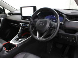 インストルメントパネル、ドアトリムショルダー、レッド+ブラックのフロントカップホルダー、センターオープントレイなど随所に施したレッドが目を引く専用内装です。
