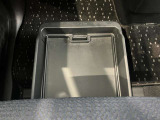 助手席の下にはトレーが付いていますので外部からも見られたくないものも収納出来ます。