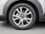 18インチ純正アルミホイールを装備。タイヤサイズは215/55R18となります。
