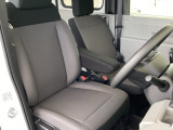 運転席シートは長時間の運転でも疲れにくい快適設計。体をしっかり支える形状で、安定したドライビングをサポートします。