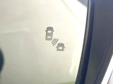 【後方車輛検知】走行中、ドアミラーの死角になりやすい箇所に後続車が接近するとサイドミラー付近に警告を表示、ドライバーに注意喚起をしてくれます。
